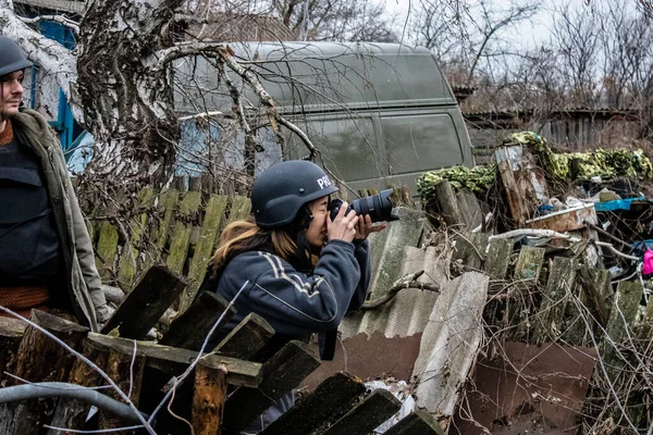 Portrait Ashley Chan Cette Éminente Journaliste Photographe Couvre Guerre Ukraine — Photo