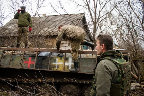 ウクライナ軍はウクライナのドンバスのテルニーに位置しており これは前線であり ロシア軍はウクライナに侵入し 激しい戦闘が戦場となっているこの地域で行われています — ストック写真