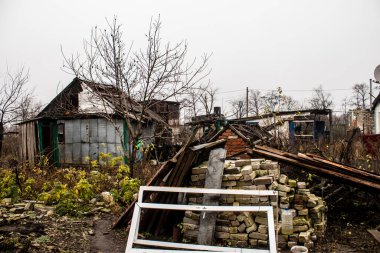 Ukrayna 'nın Donbass bölgesindeki yıkık dökük Stavky köyünün şehri, burası cephe hattı, Rus ordusu Ukrayna' yı işgal etti ve savaş alanı haline gelen bu bölgede şiddetli çatışmalar yaşanıyor.