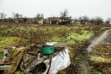 Ukrayna 'nın Donbass bölgesindeki yıkık dökük Stavky köyünün şehri, burası cephe hattı, Rus ordusu Ukrayna' yı işgal etti ve savaş alanı haline gelen bu bölgede şiddetli çatışmalar yaşanıyor.