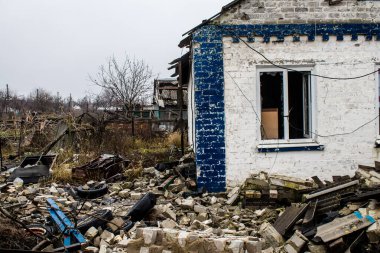 Ukrayna 'nın Donbass bölgesindeki yıkık dökük Stavky köyünün şehri, burası cephe hattı, Rus ordusu Ukrayna' yı işgal etti ve savaş alanı haline gelen bu bölgede şiddetli çatışmalar yaşanıyor.