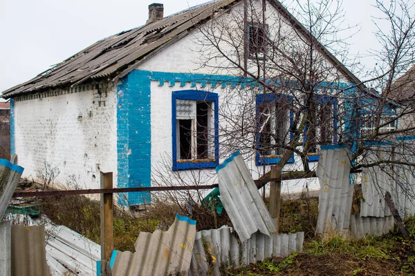 ウクライナのドンバスにある破壊されたStavky村の都市景観は これは前線であり ロシア軍はウクライナに侵攻し 激しい戦闘が戦場となっているこの地域で行われます — ストック写真