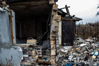 Ukrayna 'nın Donbass bölgesindeki yıkık dökük Stavky köyünün şehri, burası cephe hattı, Rus ordusu Ukrayna' yı işgal etti ve savaş alanı haline gelen bu bölgede şiddetli çatışmalar yaşanıyor.