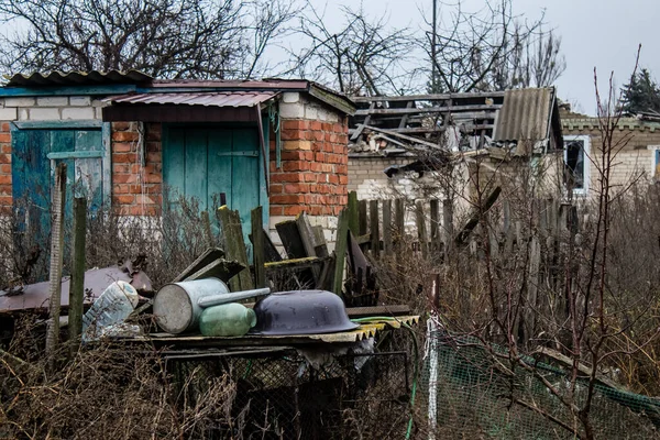 ウクライナのドンバスにある破壊されたStavky村の都市景観は これは前線であり ロシア軍はウクライナに侵攻し 激しい戦闘が戦場となっているこの地域で行われます — ストック写真