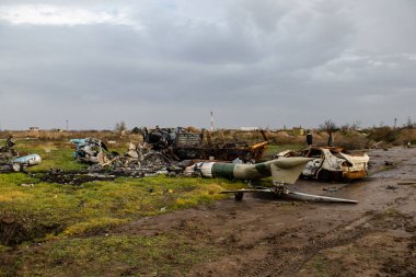 Uluslararası Kherson Havaalanı 'nda Rus pozisyonu. Ukrayna 'daki Kherson Oblastı' nda. Chernobaivka saldırıları, Rusya 'nın güneydeki işgali sırasında Rusya' nın elinde bulunan Kherson Uluslararası Havalimanı 'na yapılan bir dizi Ukrayna saldırısıdır.