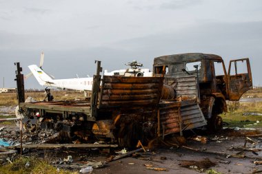 Uluslararası Kherson Havaalanı 'nda Rus pozisyonu. Ukrayna 'daki Kherson Oblastı' nda. Chernobaivka saldırıları, Rusya 'nın güneydeki işgali sırasında Rusya' nın elinde bulunan Kherson Uluslararası Havalimanı 'na yapılan bir dizi Ukrayna saldırısıdır.