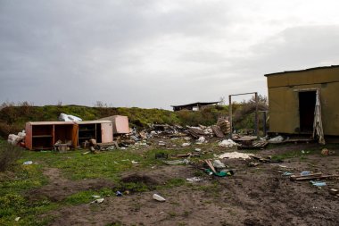 Uluslararası Kherson Havaalanı 'nda Rus pozisyonu. Ukrayna 'daki Kherson Oblastı' nda. Chernobaivka saldırıları, Rusya 'nın güneydeki işgali sırasında Rusya' nın elinde bulunan Kherson Uluslararası Havalimanı 'na yapılan bir dizi Ukrayna saldırısıdır.