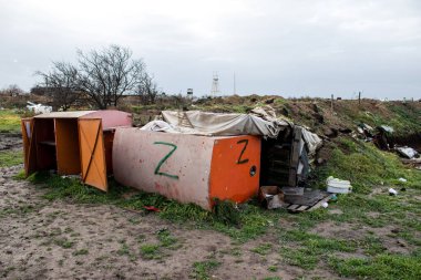 Uluslararası Kherson Havaalanı 'nda Rus pozisyonu. Ukrayna 'daki Kherson Oblastı' nda. Chernobaivka saldırıları, Rusya 'nın güneydeki işgali sırasında Rusya' nın elinde bulunan Kherson Uluslararası Havalimanı 'na yapılan bir dizi Ukrayna saldırısıdır.