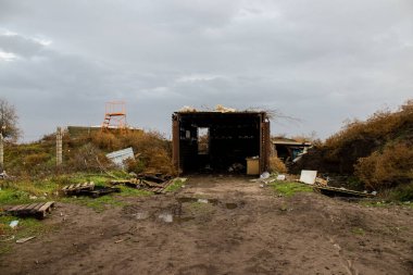 Uluslararası Kherson Havaalanı 'nda Rus pozisyonu. Ukrayna 'daki Kherson Oblastı' nda. Chernobaivka saldırıları, Rusya 'nın güneydeki işgali sırasında Rusya' nın elinde bulunan Kherson Uluslararası Havalimanı 'na yapılan bir dizi Ukrayna saldırısıdır.