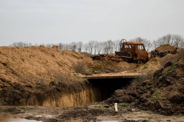 Uluslararası Kherson Havaalanı 'nda Rus pozisyonu. Ukrayna 'daki Kherson Oblastı' nda. Chernobaivka saldırıları, Rusya 'nın güneydeki işgali sırasında Rusya' nın elinde bulunan Kherson Uluslararası Havalimanı 'na yapılan bir dizi Ukrayna saldırısıdır.