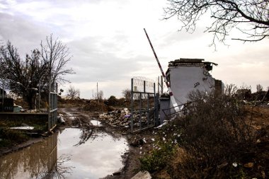 Uluslararası Kherson Havaalanı 'nda Rus pozisyonu. Ukrayna 'daki Kherson Oblastı' nda. Chernobaivka saldırıları, Rusya 'nın güneydeki işgali sırasında Rusya' nın elinde bulunan Kherson Uluslararası Havalimanı 'na yapılan bir dizi Ukrayna saldırısıdır.