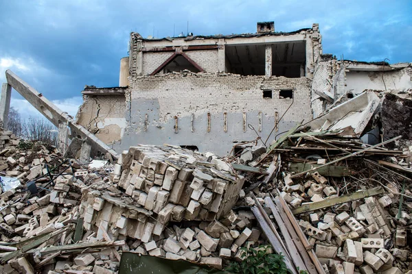 Uluslararası Kherson Havaalanı 'nda Rus pozisyonu. Ukrayna 'daki Kherson Oblastı' nda. Chernobaivka saldırıları, Rusya 'nın güneydeki işgali sırasında Rusya' nın elinde bulunan Kherson Uluslararası Havalimanı 'na yapılan bir dizi Ukrayna saldırısıdır.