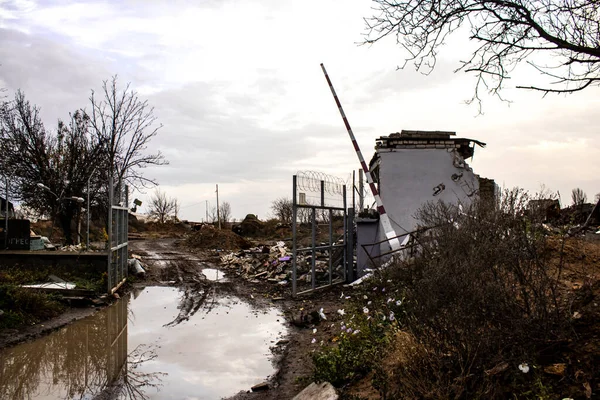 Uluslararası Kherson Havaalanı 'nda Rus pozisyonu. Ukrayna 'daki Kherson Oblastı' nda. Chernobaivka saldırıları, Rusya 'nın güneydeki işgali sırasında Rusya' nın elinde bulunan Kherson Uluslararası Havalimanı 'na yapılan bir dizi Ukrayna saldırısıdır.