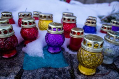 Kyiv, Ukrayna - 01 Aralık 2022 Kıtlık Mağdurları Anıtı mumları 1933 yılında Ukrayna 'nın Kyiv şehir merkezinde, insanlar anıtın önünde mumlarla dua ederlerdi.