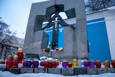 Kyiv, Ukrayna - 01 Aralık 2022 Kıtlık Mağdurları Anıtı mumları 1933 yılında Ukrayna 'nın Kyiv şehir merkezinde, insanlar anıtın önünde mumlarla dua ederlerdi.