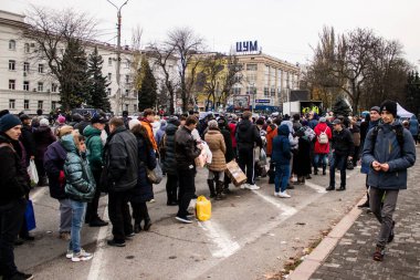 Kherson vatandaşları şehir merkezindeki Freedom Square 'de insani yardım alıyorlar. Rus birlikleri dokuz aylık işgalden ve Ukrayna ordusunun karşı saldırısından sonra Kherson 'dan ayrıldı.