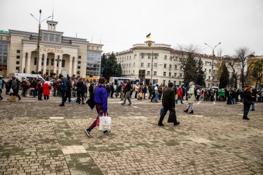 Kherson vatandaşları şehir merkezindeki Freedom Square 'de insani yardım alıyorlar. Rus birlikleri dokuz aylık işgalden ve Ukrayna ordusunun karşı saldırısından sonra Kherson 'dan ayrıldı.