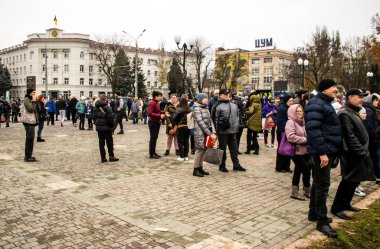 Kherson vatandaşları şehir merkezindeki Freedom Square 'de insani yardım alıyorlar. Rus birlikleri dokuz aylık işgalden ve Ukrayna ordusunun karşı saldırısından sonra Kherson 'dan ayrıldı.