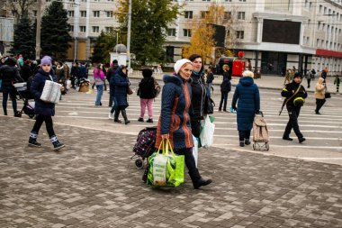 Kherson vatandaşları şehir merkezindeki Freedom Square 'de insani yardım alıyorlar. Rus birlikleri dokuz aylık işgalden ve Ukrayna ordusunun karşı saldırısından sonra Kherson 'dan ayrıldı.
