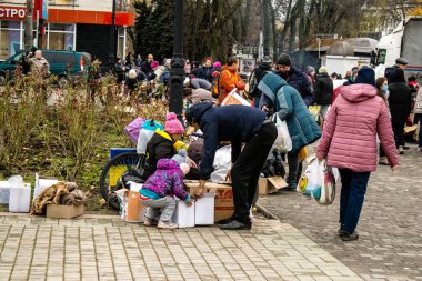 Kherson vatandaşları şehir merkezindeki Freedom Square 'de insani yardım alıyorlar. Rus birlikleri dokuz aylık işgalden ve Ukrayna ordusunun karşı saldırısından sonra Kherson 'dan ayrıldı.