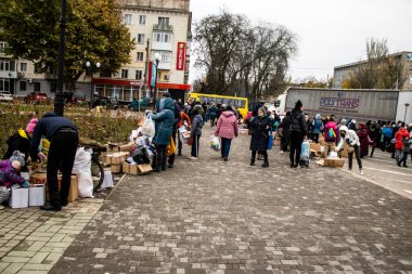 Kherson vatandaşları şehir merkezindeki Freedom Square 'de insani yardım alıyorlar. Rus birlikleri dokuz aylık işgalden ve Ukrayna ordusunun karşı saldırısından sonra Kherson 'dan ayrıldı.