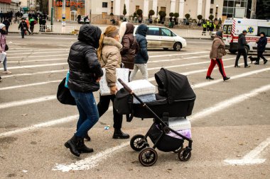 Kherson vatandaşları şehir merkezindeki Freedom Square 'de insani yardım alıyorlar. Rus birlikleri dokuz aylık işgalden ve Ukrayna ordusunun karşı saldırısından sonra Kherson 'dan ayrıldı.