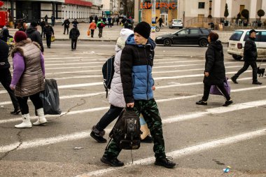 Kherson vatandaşları şehir merkezindeki Freedom Square 'de insani yardım alıyorlar. Rus birlikleri dokuz aylık işgalden ve Ukrayna ordusunun karşı saldırısından sonra Kherson 'dan ayrıldı.