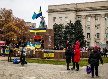 Kherson vatandaşları şehir merkezindeki Freedom Square 'de insani yardım alıyorlar. Rus birlikleri dokuz aylık işgalden ve Ukrayna ordusunun karşı saldırısından sonra Kherson 'dan ayrıldı.