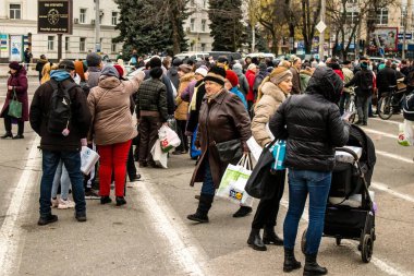 Kherson vatandaşları şehir merkezindeki Freedom Square 'de insani yardım alıyorlar. Rus birlikleri dokuz aylık işgalden ve Ukrayna ordusunun karşı saldırısından sonra Kherson 'dan ayrıldı.