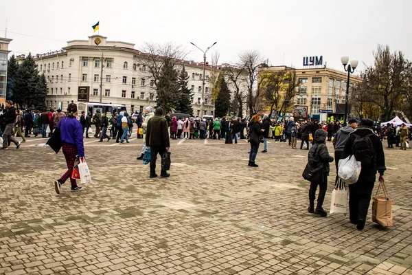 Kherson Polgárai Humanitárius Segélyben Részesülnek Szabadság Téren Belvárosban Orosz Csapatok — Stock Fotó