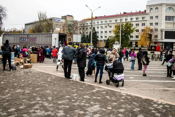 Medborgare Kherson Får Humanitär Hjälp Freedom Square Centrum Ryska Trupper — Stockfoto