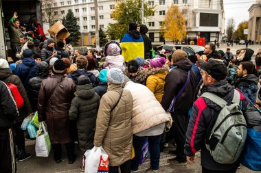 Kherson vatandaşları şehir merkezindeki Freedom Square 'de insani yardım alıyorlar. Rus birlikleri dokuz aylık işgalden ve Ukrayna ordusunun karşı saldırısından sonra Kherson 'dan ayrıldı.