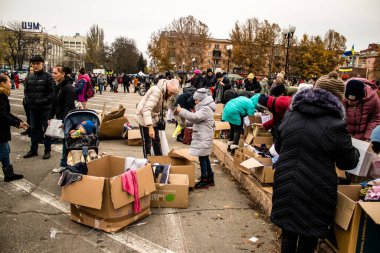 Kherson vatandaşları şehir merkezindeki Freedom Square 'de insani yardım alıyorlar. Rus birlikleri dokuz aylık işgalden ve Ukrayna ordusunun karşı saldırısından sonra Kherson 'dan ayrıldı.
