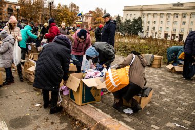 Kherson vatandaşları şehir merkezindeki Freedom Square 'de insani yardım alıyorlar. Rus birlikleri dokuz aylık işgalden ve Ukrayna ordusunun karşı saldırısından sonra Kherson 'dan ayrıldı.