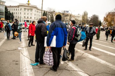 Kherson vatandaşları şehir merkezindeki Freedom Square 'de insani yardım alıyorlar. Rus birlikleri dokuz aylık işgalden ve Ukrayna ordusunun karşı saldırısından sonra Kherson 'dan ayrıldı.