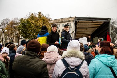 Kherson vatandaşları şehir merkezindeki Freedom Square 'de insani yardım alıyorlar. Rus birlikleri dokuz aylık işgalden ve Ukrayna ordusunun karşı saldırısından sonra Kherson 'dan ayrıldı.