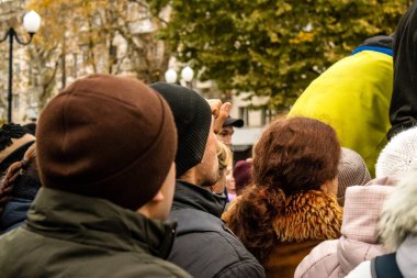 Kherson vatandaşları şehir merkezindeki Freedom Square 'de insani yardım alıyorlar. Rus birlikleri dokuz aylık işgalden ve Ukrayna ordusunun karşı saldırısından sonra Kherson 'dan ayrıldı.