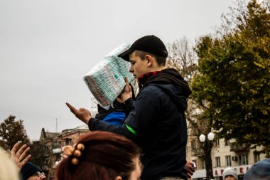 Kherson vatandaşları şehir merkezindeki Freedom Square 'de insani yardım alıyorlar. Rus birlikleri dokuz aylık işgalden ve Ukrayna ordusunun karşı saldırısından sonra Kherson 'dan ayrıldı.