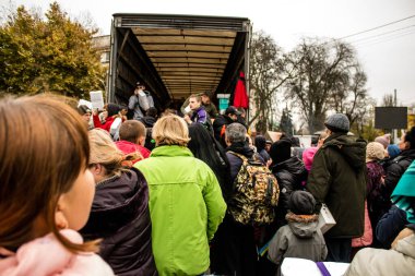 Kherson vatandaşları şehir merkezindeki Freedom Square 'de insani yardım alıyorlar. Rus birlikleri dokuz aylık işgalden ve Ukrayna ordusunun karşı saldırısından sonra Kherson 'dan ayrıldı.
