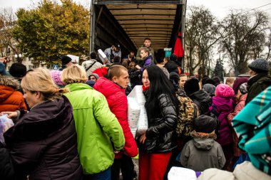 Kherson vatandaşları şehir merkezindeki Freedom Square 'de insani yardım alıyorlar. Rus birlikleri dokuz aylık işgalden ve Ukrayna ordusunun karşı saldırısından sonra Kherson 'dan ayrıldı.