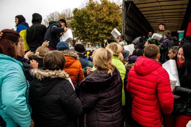 Kherson vatandaşları şehir merkezindeki Freedom Square 'de insani yardım alıyorlar. Rus birlikleri dokuz aylık işgalden ve Ukrayna ordusunun karşı saldırısından sonra Kherson 'dan ayrıldı.