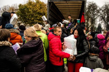 Kherson vatandaşları şehir merkezindeki Freedom Square 'de insani yardım alıyorlar. Rus birlikleri dokuz aylık işgalden ve Ukrayna ordusunun karşı saldırısından sonra Kherson 'dan ayrıldı.
