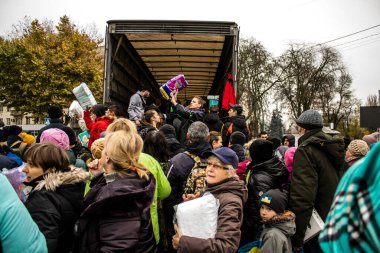Kherson vatandaşları şehir merkezindeki Freedom Square 'de insani yardım alıyorlar. Rus birlikleri dokuz aylık işgalden ve Ukrayna ordusunun karşı saldırısından sonra Kherson 'dan ayrıldı.