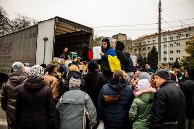 Kherson vatandaşları şehir merkezindeki Freedom Square 'de insani yardım alıyorlar. Rus birlikleri dokuz aylık işgalden ve Ukrayna ordusunun karşı saldırısından sonra Kherson 'dan ayrıldı.