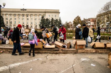 Kherson vatandaşları şehir merkezindeki Freedom Square 'de insani yardım alıyorlar. Rus birlikleri dokuz aylık işgalden ve Ukrayna ordusunun karşı saldırısından sonra Kherson 'dan ayrıldı.