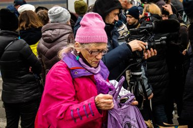 Kherson vatandaşları şehir merkezindeki Freedom Square 'de insani yardım alıyorlar. Rus birlikleri dokuz aylık işgalden ve Ukrayna ordusunun karşı saldırısından sonra Kherson 'dan ayrıldı.