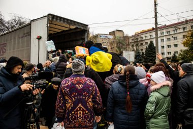 Kherson vatandaşları şehir merkezindeki Freedom Square 'de insani yardım alıyorlar. Rus birlikleri dokuz aylık işgalden ve Ukrayna ordusunun karşı saldırısından sonra Kherson 'dan ayrıldı.