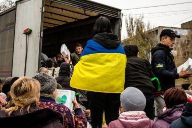 Kherson vatandaşları şehir merkezindeki Freedom Square 'de insani yardım alıyorlar. Rus birlikleri dokuz aylık işgalden ve Ukrayna ordusunun karşı saldırısından sonra Kherson 'dan ayrıldı.