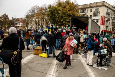 Kherson vatandaşları şehir merkezindeki Freedom Square 'de insani yardım alıyorlar. Rus birlikleri dokuz aylık işgalden ve Ukrayna ordusunun karşı saldırısından sonra Kherson 'dan ayrıldı.