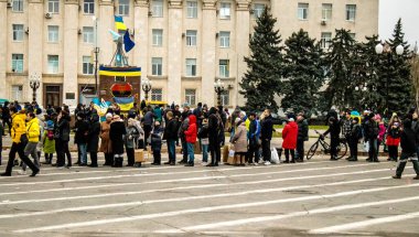 Kherson vatandaşları şehir merkezindeki Freedom Square 'de insani yardım alıyorlar. Rus birlikleri dokuz aylık işgalden ve Ukrayna ordusunun karşı saldırısından sonra Kherson 'dan ayrıldı.